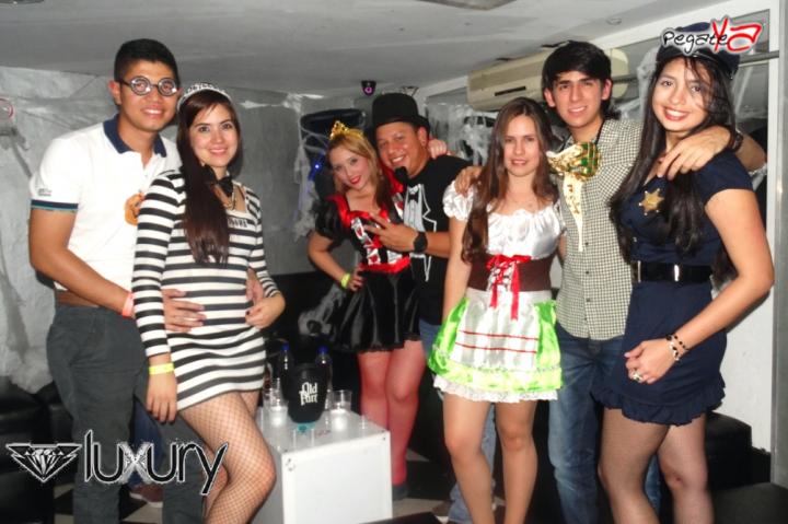 Foto 38 de Luxury - Halloween 2014 en Discoteca Luxury Medellin, Medellín