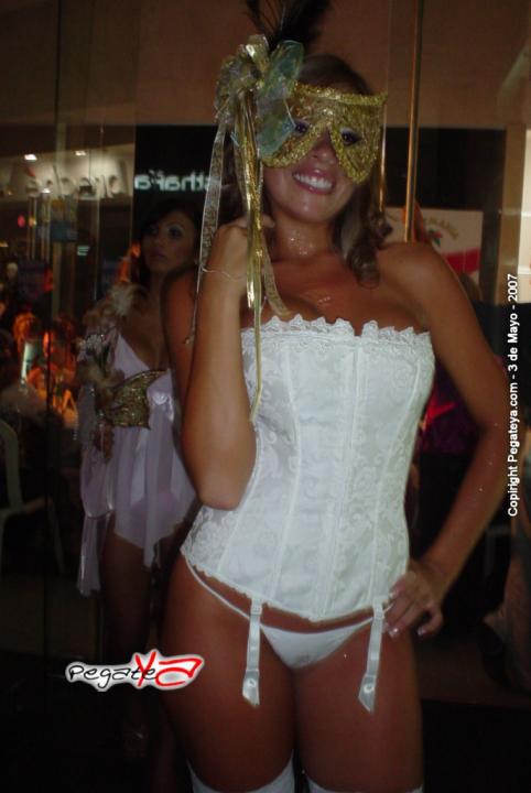 Foto 23 de Trajes de Baño - 3 de mayo de 2007 en Fiestas Colombia, Medellín