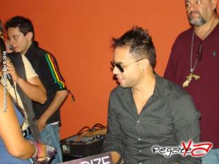 Foto 7 de Tony Dize Firma de Autografos 2010 en Tony Dize Firma de Autografos 2010, Bucaramanga