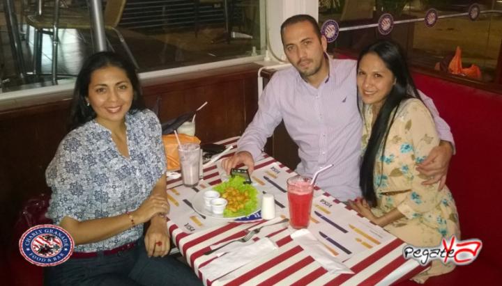 Foto 22 de Charly Food Bar - 4to FDS Octubre 2014 en Charly Food Bar, Cali