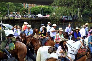 Foto 128 de fotos Feria de Flores Medellin 2012 Cabalgata en El Altar Fonda Restaurante, Cali