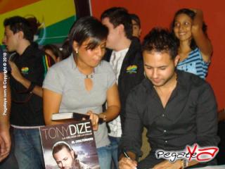 Foto 16 de Tony Dize Firma de Autografos 2010 en Tony Dize Firma de Autografos 2010, Bucaramanga