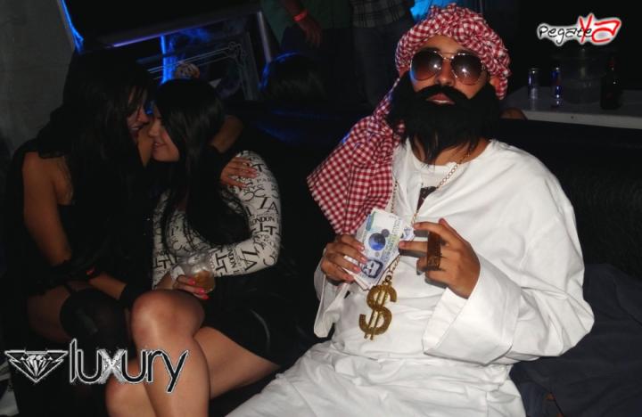 Foto 10 de Luxury - Halloween 2014 en Discoteca Luxury Medellin, Medellín