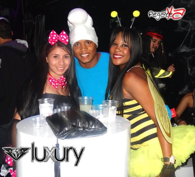 Foto 15 de Luxury - Halloween 2014 en Discoteca Luxury Medellin, Medellín