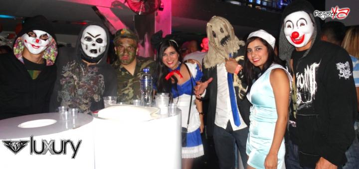 Foto 18 de Luxury - Halloween 2014 en Discoteca Luxury Medellin, Medellín