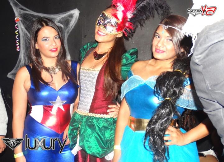 Foto 19 de Luxury - Halloween 2014 en Discoteca Luxury Medellin, Medellín