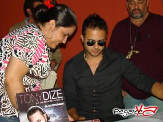Foto 10 de Tony Dize Firma de Autografos 2010 en Tony Dize Firma de Autografos 2010, Bucaramanga
