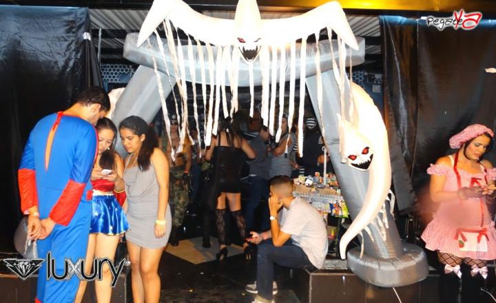 Foto 32 de Luxury - Halloween 2014 en Discoteca Luxury Medellin, Medellín