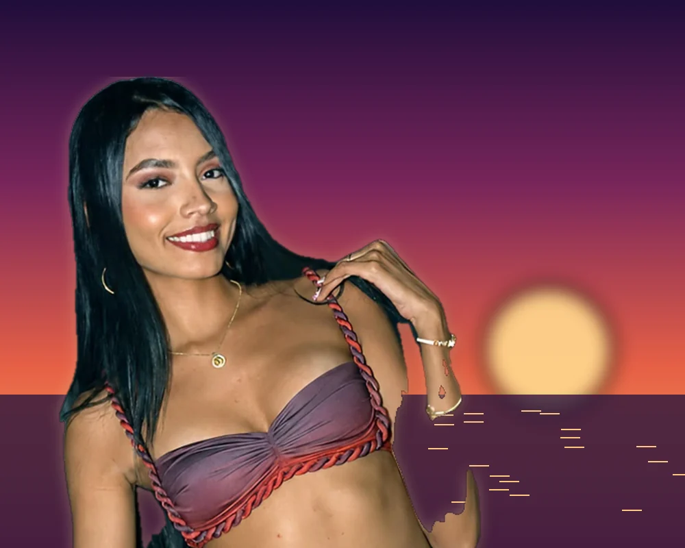 Modelo de Pegateya sonriendo frente a un atardecer en el mar