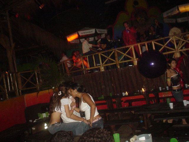 Foto 2 de Discoteca Afrika · - año 2004 · 20 de julio de 2004 en Discoteca Afrika, Bucaramanga