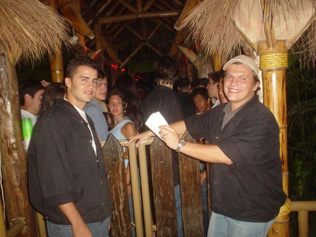 Foto 38 de Discoteca Afrika · - año 2004 · 20 de julio de 2004 en Discoteca Afrika, Bucaramanga