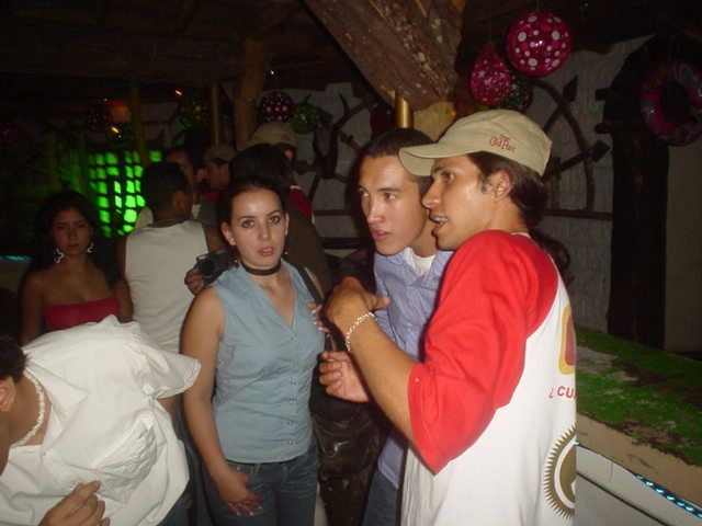 Foto 104 de Discoteca Afrika · - año 2004 · 20 de julio de 2004 en Discoteca Afrika, Bucaramanga