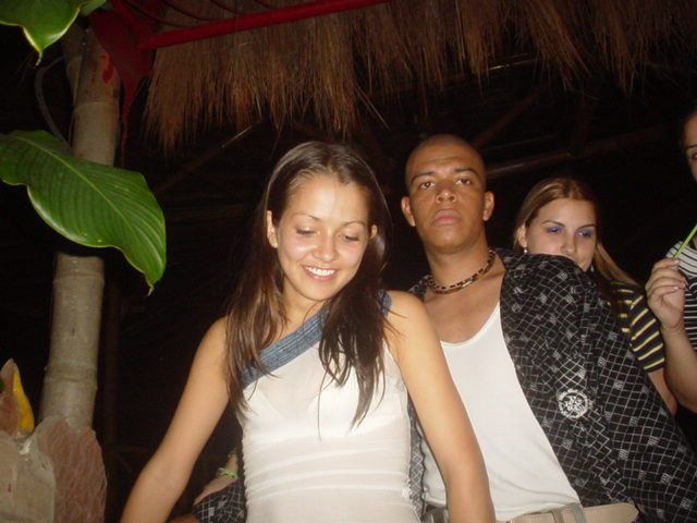Foto 115 de Discoteca Afrika · - año 2004 · 20 de julio de 2004 en Discoteca Afrika, Bucaramanga
